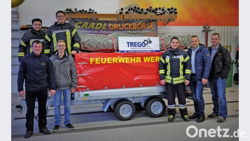 Fabian Schinner und Kommandant Manuel Kraus (hinten), Zweiter Vorsitzender Werner Fischer, Manuel Gradl, Max Geitner, Markus Bäumler und Andreas Bäumler mit dem neuen Fahrzeug (von links). Bild: twi