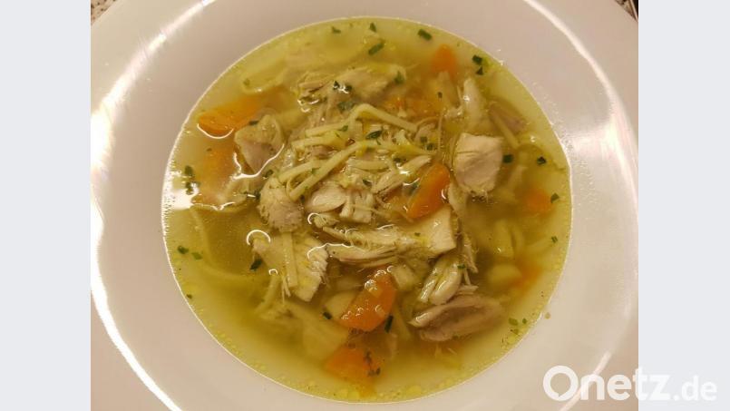 Am Schluss löst sich das Fleisch fast von selbst vom Knochen. Und ein paar Nudeln machen die Suppe perfekt. Bild: Sandra Schmidt