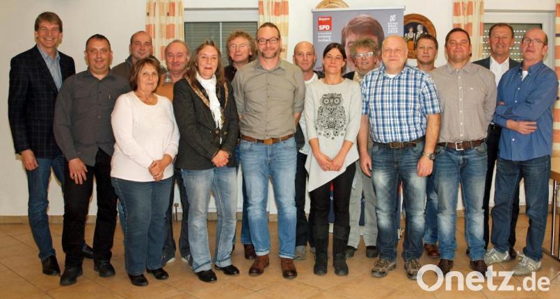 Die Marktgemeinderatskandidaten des SPD Schmidmühlen mit Landratskandidat Michael Rischke (links), Ortsvorsitzender Steffanie Krethlow (Sechste von links) und Bezirksrat Richard Gaßner (Zweiter von rechts). Bild: sön