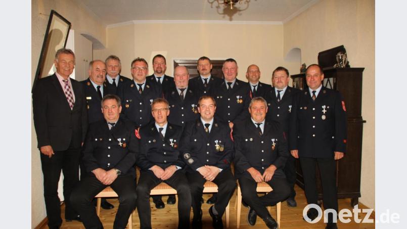 Staatliche Ehrungen erhielten aktive Brandschützer der Feuerwehr Pullenried für 25 und 40 Jahre. Die Auszeichnungen händigten (stehend von links) stellvertretender Landrat Joachim Hanisch, Kreisbrandinspektor Richard Fleck und Kreisbrandrat Robert Heinfling. aus. Bild: frd