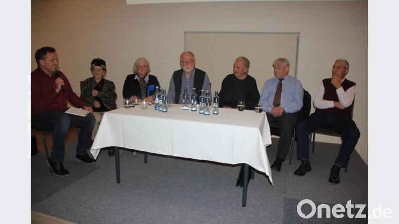 Sie sprachen über Graf von der Schulenburg (von links): Johannes Bauernfeind, Anna Schinner, Rosa Schön, Herbert Bauer, Karl Mark, Franz Lindner und Wilhelm Staufer. Bild: kro