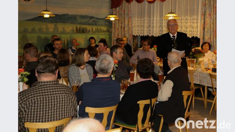 Eduard Fraas (stehend) blickt auf die Veränderungen bei der Jagd in den vergangenen Jahrzehnten zurück. Bild: Roland Wellenhoefer
