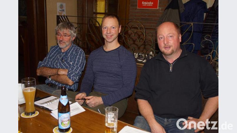 WBV-Geschäftsführer Alfons Vogl (rechts) mit den Förstern Alois Nißl (links) und Michael Forster bei der Informationsveranstaltung zum aktuellen Holzmarkt. Bild: mmj