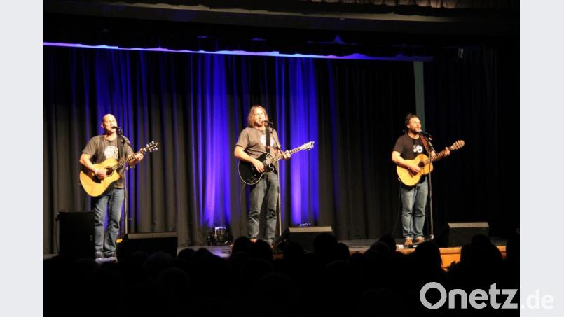 Michi Dietmayr, Roland Hefter und der Keller Steff (von links), die drei Männer mit Gitarre, unterhalten das Publikum in der Stadthalle im Rahmen ihrer Tour "Oana muass ja macha" prächtig. Sie begeistern mit einem mitreißenden Konzert. Bild: prh