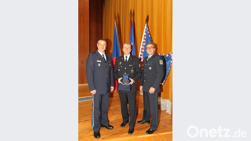 Polizeioberrat Christian Kiener (links) nimmt in Pilsen mit Major Pavel Rybar (Mitte) und Erstem Hauptkommissar Markus Leitl (rechts) die Medaille des Polizeipräsidenten der Tschechischen Republik entgegen. Bild: exb/Tschechische Polizei