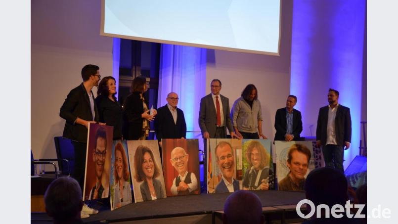 Martin Frank, Luise Kinseher, Ilse Aigner, Jürgen Kirner, Alexander Hold, Roland Hefter, Professor Andreas Dörner (von links) bekommen Geschenke von Ehrengast Bernhard Prinz (rechts), einem Münchener Karikaturisten: Er macht „Kabarett mit Stiften“, wie Aigner sagt. Bild: olr