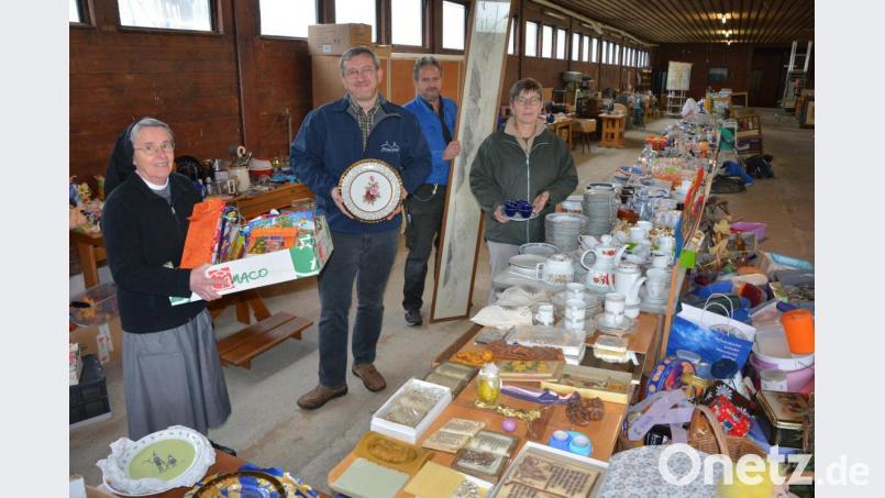 Schwester Juliane, Hausoberer Bruder Markus Adelt, Hausmeister Jürgen Gmeiner und Angestellte Anni Lang (von links) hoffen, dass viele Besucher zum Flohmarkt nach Fockenfeld kommen. Bild: jr