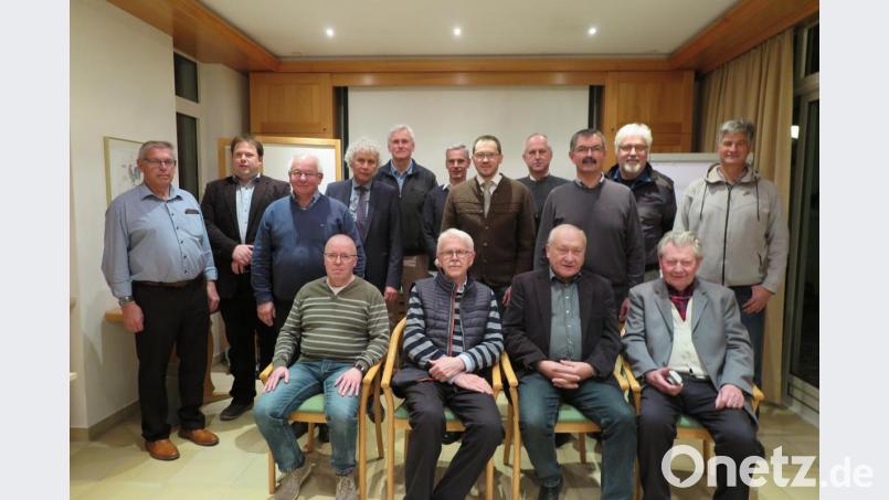 Peter Knott, Bezirksheimatpfleger Tobias Appl, Verleger Eckhard Bodner und Landrat Wolfgang Lippert (stehend von links) dankten den Autoren für ihren Beiträge zum neuesten Band der Buchreihe „Heimat – Landkreis Tirschenreuth“. Bild: jzk