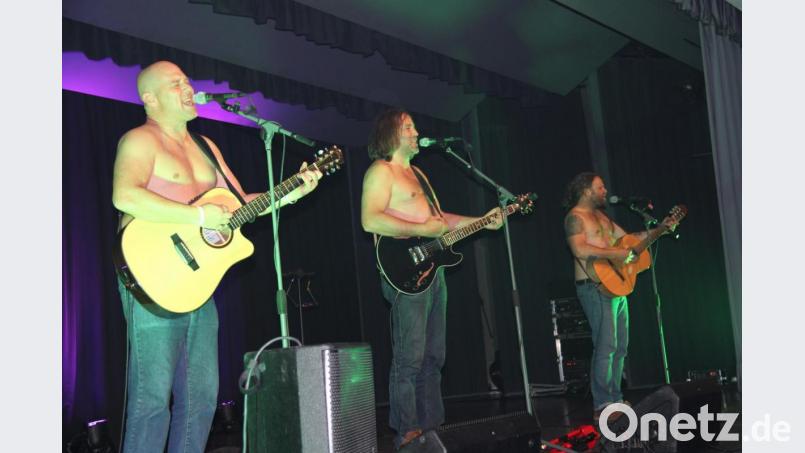 Michi Dietmayr, Roland Hefter und der Keller Steff (von links), die drei Männer mit Gitarre, unterhalten das Publikum in der Stadthalle im Rahmen ihrer Tour "Oana muass ja macha" prächtig. Zwar nicht ganz, jedoch zur Zugabe oben ohne. Bild: prh