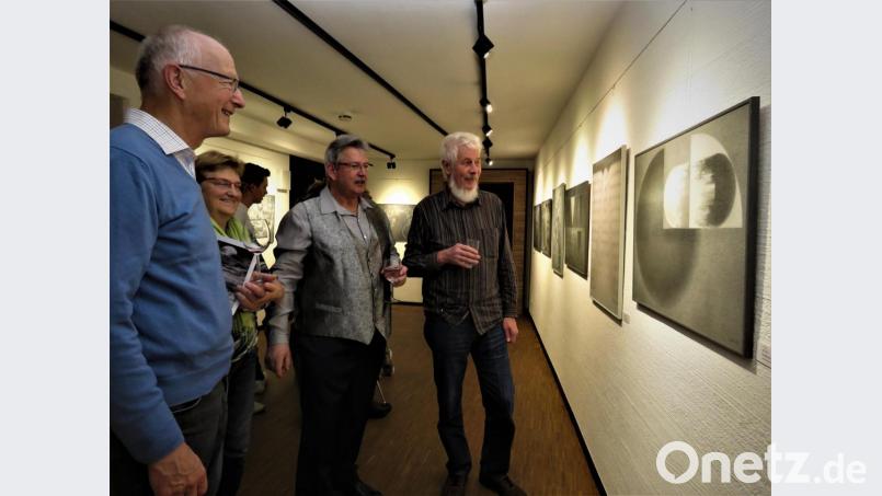 Verblüfft und mit Ehrfurcht vor diesen Arbeiten betrachten die Künstlerkolegen aus Waldsassen im Kunsthaus die Werke von Jiri Jun. Bild: ubb