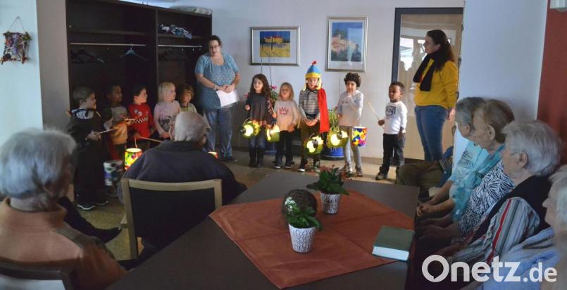 Der evangelische Kindergarten Tirschenreuth singt &quot;Ich gehe mit meiner Laterne&quot; für die Bewohner des Seniorenzentrum Haus Ziegelanger. Bild: Susanne Forster