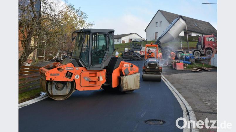 Die Asphaltierungsarbeiten auf der Leonberger Ortsdurchfahrt wurden am Donnerstag beendet, am Freitag folgen nur noch kleine Restarbeiten. Bild: jr