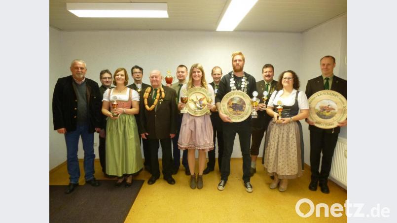 Die Hoheiten der &quot;Tell&quot;-Schützen zeigen stolz ihre Trophäen. Bild: bk