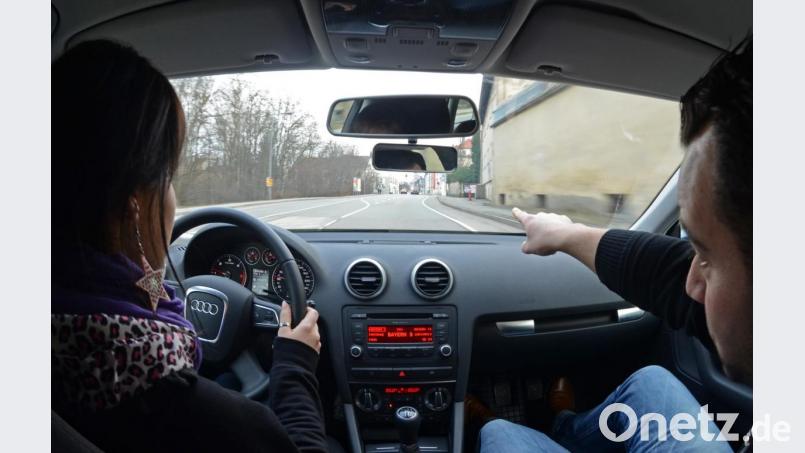 In der Oberpfalz fehlen Fahrlehrer – junge Fahrlehrer. Händeringend suchen Fahrschulen nach Ausbildern – denn auch das Durchschnittsalter der Fahrlehrer, die es gibt, steigt immer weiter an. Bild: Armin Weigel/dpa