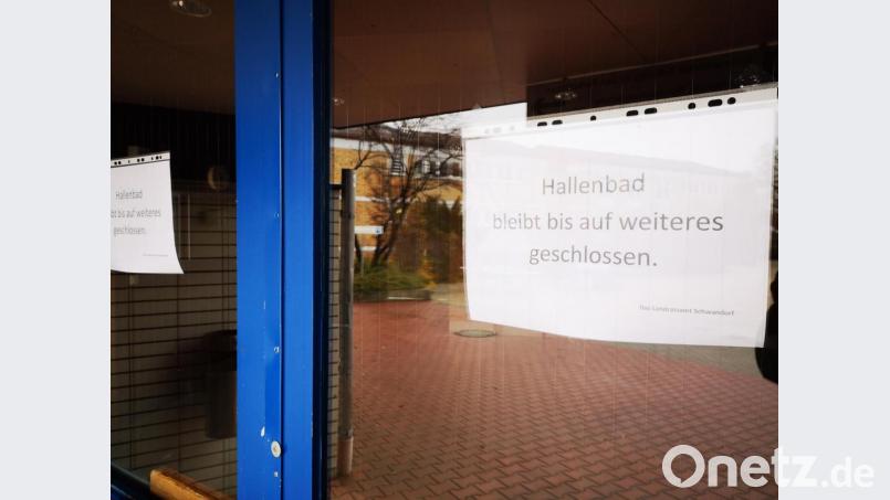 &quot;Hallenbad bis auf weiteres geschlossen&quot; lautet die lapidare Aufschrift eines Zettels im Eingangsbereich. Bild: Thomas Dobler