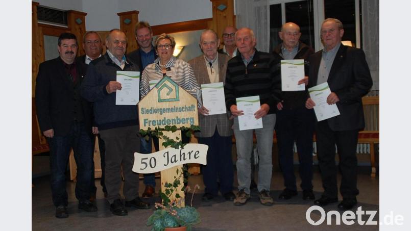 Bei ihrer Jubiläumsfeier ehrt die Siedlergemeinschaft Freudenberg langjährige Mitglieder (von links): stellvertretender Bezirksvorsitzender Helmut Grünbauer, Vorsitzender Berthold Ries, Hans Pielenhofer, Bürgermeister Alwin Märkl, Rita Böhm, Horst Ignatz, stellvertretender Kreisvorsitzender Hans Luber, Josef Ries, Andreas Zeitler, Michael Bogner. Bild: exb