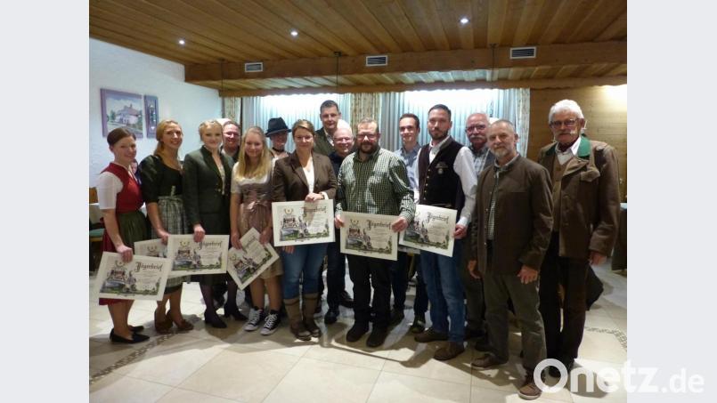 Hans Lehner, Hans Dittrich und Hans Trottmann (von rechts) gratulieren den Nachwuchsjägern Tobias Krettner, Luis Maier, Thomas Weiß, Karl Schreier, Horst Dressler, Melanie Sand, Simone Baier, Sarah Waletzko, Daniel Mohr, Vanessa Schadl, Eva Ziegler und Franziska Käs. Bild: hme