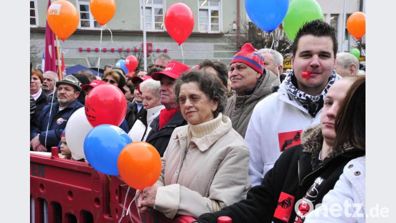 Am Oberen Markt demonstrierten Weidener und verhinderten dadurch einen Marsch der Neonazis durch die Stadt. Bild: Karin Wilck