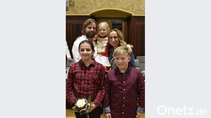 Das Prinzenpaar Kathi I. und Mark I. mit seiner achtjährigen Tochter Luisa, dem Tanzmariechen
der neuen Session, und (vorne) das Nachwuchs-Prinzenpaar Jannis I. und Luisa I. . Bild: Karl Schwemmer