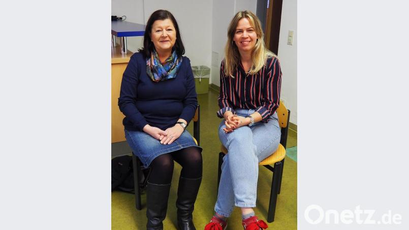 Referentin Bianca Müller von der Betreuungsstelle des Landratsamts Tirschenreuth (rechts) informiert zusammen mit Gerlinde Zölch von der Caritas-Beratung für seelische Gesundheit. Bild: Bühner