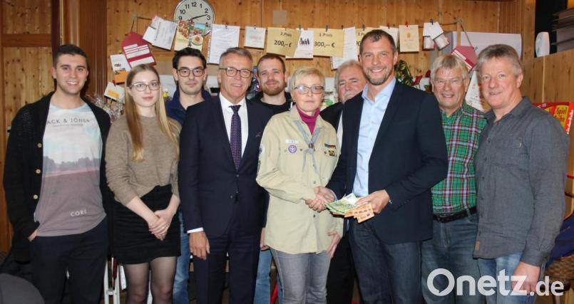 750 Euro übergab CSU-Vorsitzender Huberth Rosner an Sabine Schiml und Michael Brunner von den Pfadfindern. Diese wollen nächstes Jahr zum „European Jamboree 2020“ nach Polen fahren und freuten sich sehr über die großzügige Spende (von links): Johannes Klinger, Marielle Weiß, Sebastian Wiedemann (alle JU), Bürgermeister Franz Stahl, Michael Brunner und Sabine Schiml von den Pfadfindern, 2. Bürgermeister Peter Gold, CSU-Vorsitzender Huberth Rosner, Organisator Konrad Zant und Vinzenz Rahn. Bild: heb