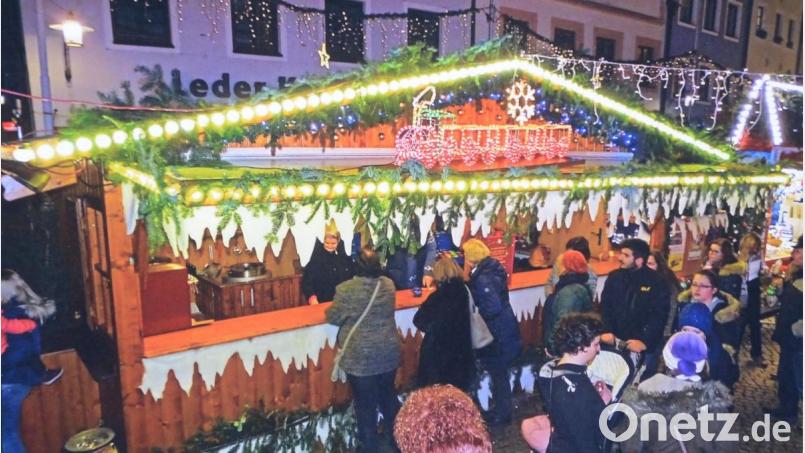 Seit 43 Jahren gibt es bei Familie Renner gleich am Eingang zum Weidener Christkindlmarkt Glühwein. Heuer ist der Stand nicht zugelassen. "Wir wurden ausrangiert", sagt die Betreiberin in vierter Generation der Schaustellerfamilie bitter. Bild: Gabi Schönberger