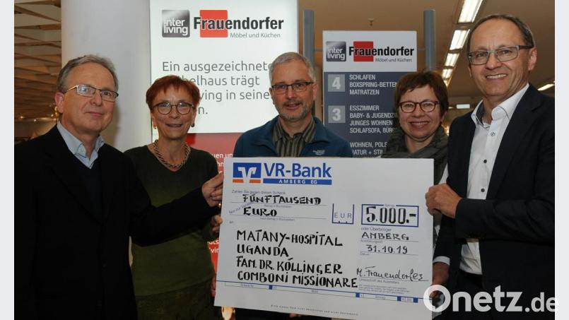Markus Frauendorfer (von rechts) und Andrea Frauendorfer-Bock überreichten ihren Spendenscheck über 5000 Euro an Pater Günter Hofmann und die Eheleute Margareta und Dr. Michael Köllinger. Bild: gf