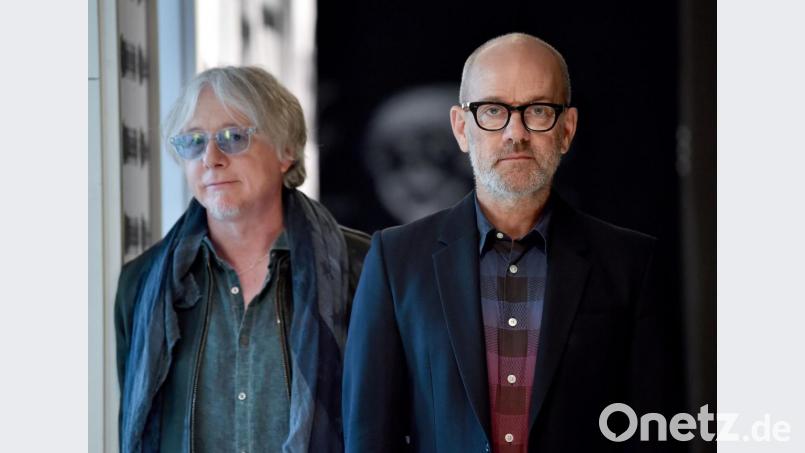 Vor 25 Jahren waren R.E.M. eine der wichtigsten und erfolgreichsten Rockgruppen der Welt. Ihr 1994 erschienenes Album "Monster" erlebt jetzt eine opulente Jubiläums-Neuauflage. Sänger Michael Stipe (rechts, mit Bassist Mike Mills) spricht im Interview über die Musik von damals, die Zeit nach dem Split - und über aktuelle Politik. Bild: Britta Pedersen/zb/dpa