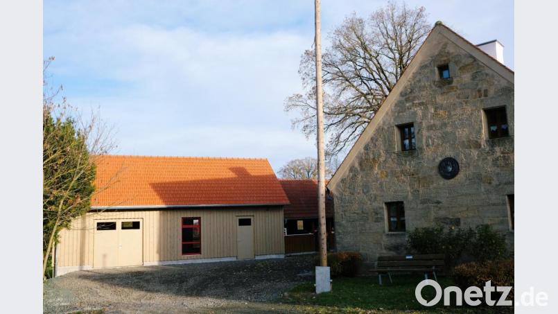 Die Münchsreuther freuen sich über ihre neue Gemeinschaftshalle, die gemeinsam mit dem historischen Hirthaus den gesellschaftlichen Mittelpunkt des Dorfes bildet. Bild: do