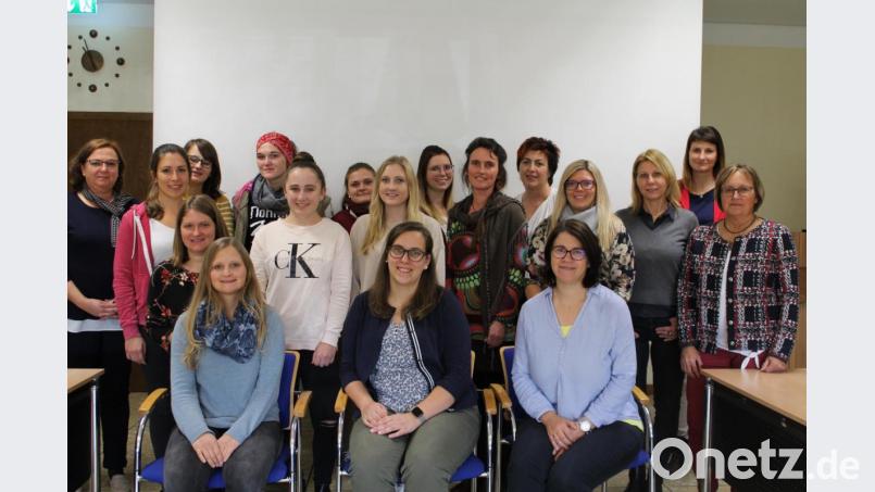 Zahlreiche Teilnehmerinnen beteiligten sich an der Qualifizierung mit der Referentin des Auftakttages, Ute Schubert-Stähr (links). Bild: exb/Franz Pfeffer