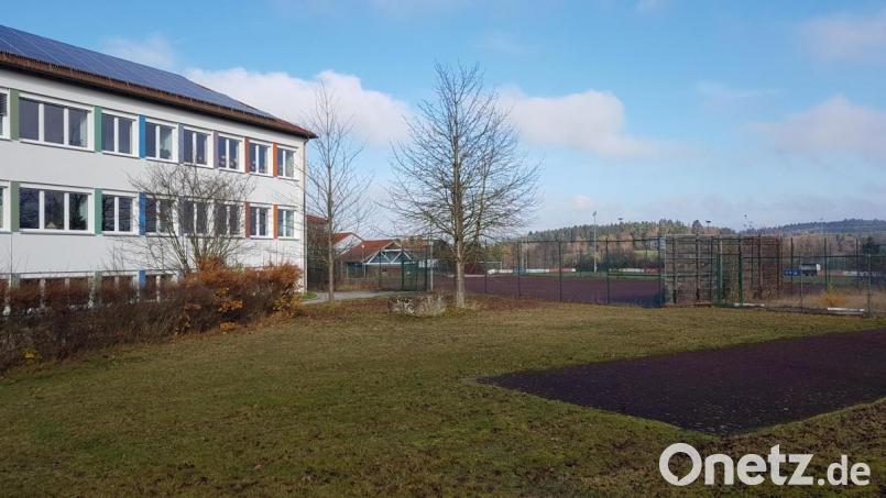 Hier am Allwettersportplatz soll der neue Pausenhof entstehen. Dieser Standort wird von der Schulleitung und den Eltern favorisiert. Bild: gi