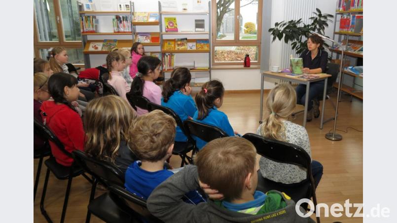 In der Regionalbibliothek lauschen die Kinder der Albert-Schweitzer-Grundschule Kinderbuchautorin Christine Willfurth. Bild: Dobmeier