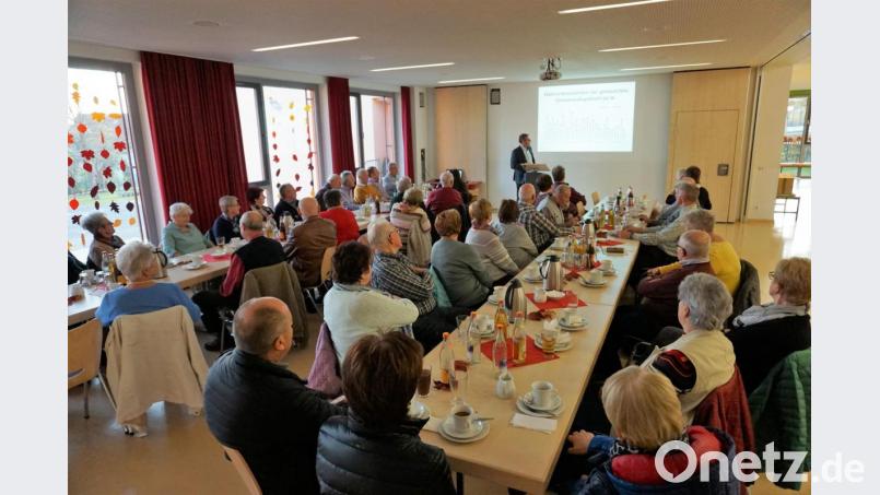 Bürgermeister Josef Gilch (im Hintergrund, stehend) informierte Senioren aus der Gemeinde über neue und anstehende Entwicklungen, beantwortete Fragen und spendierte Kaffee, Tee und Kuchen in der Aula des DomCom der Grundschule. Bild: wec