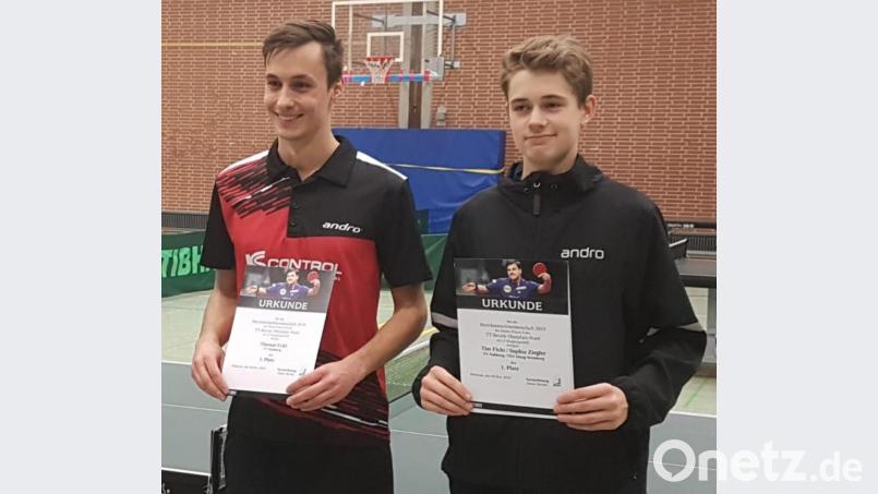 Thomas Eckl (links) wurde Bezirksmeister bei den Herren B und darf bei den Bayerischen Meisterschaften starten. Tim Ficht (rechts) gewann den Titel im Mixed an der Seite der Wernbergerin Sophia Ziegler. Bild: tob