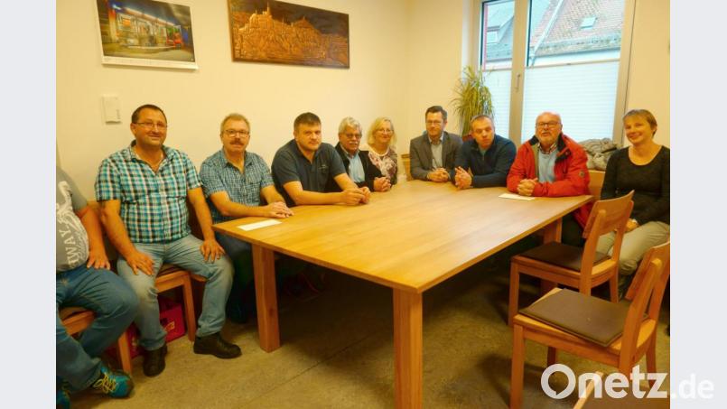 Landtagsabgeordneter Christoph Skutella (Vierter von rechts) informierte sich bei der Sulzbacher Feuerwehr und nutzte die Gelegenheit, Kommandant Armin Buchwald (links) und KreisbrandmeisterThomas Wisent (Zweiter von links) seine Initiative zur besseren Finanzierung der Feuerwehren vorzustellen. Bild: gac