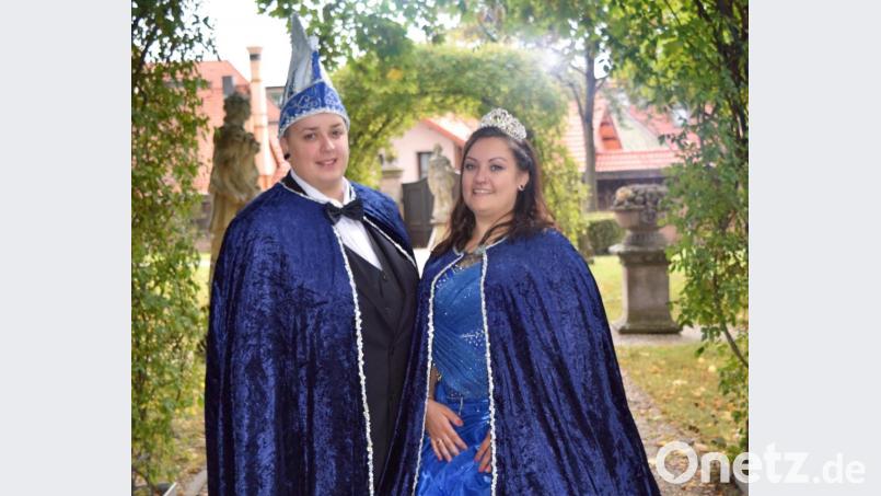 Marcella I. und Senna I., das erste gleichgeschlechtliches Prinzenpaar, das für die Fastnachtsgesellschaft Crazy Dancers durch die Narrenzeit führt. Die miteinander verheirateten Frauen sind seit mehreren Jahren im Verein engagiert. Bild: -/FG Crazy Dancers e.V./dpa