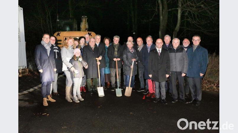 Über den Spatenstich in stockfinsterer Nacht zusammen mit der CSU-Kreistagsfraktion sowie Bürgern des Ortsteils Herzogöd und den Fuchsmühler Markträten freuten sich Fuchsmühls Bürgermeister Wolfgang Braun (Bildmitte), Kreisheimatpflegerin Maria-Magdalena Stöckert (Zweite von links) sowie Wiesaus Bürgermeister Toni Dutz und Marianne Köllner vom Ortsteil Herzogöd. Bis Weihnachten soll das Objekt fertiggestellt sein. Die Mitglieder der CSU-Kreistagsfraktion wünschten der Baumaßnahme viel Erfolg. Bild: bsc