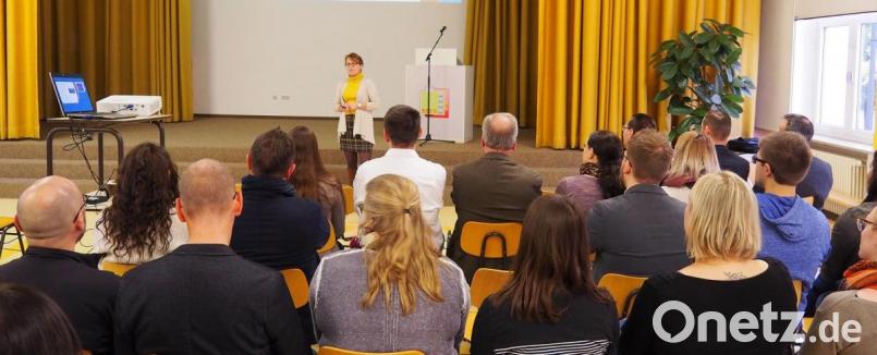 Die stellvertretende Schulleiterin der Gustl-Lang-Wirtschaftsschule Martina Auer-Bertelshofer begrüßt die Kooperationspartner der Schule. Bild: Bühner