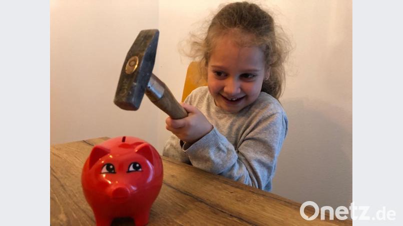 Kinder haben Wünsche, und die kosten meistens Geld. Bevor aber das Sparschwein dem Hammer zum Opfer fällt, sollten sich die Eltern über regelmäßiges Taschengeld Gedanken machen. Bild: bal