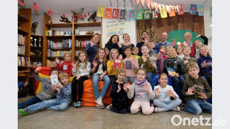 In der Grundschule am Rauhen Kulm begeistern beim bundesweiten Vorlesetag fünf Vorlesepaten aus den Reihen des Elternbeirats die Buben und Mädchen. Bild: do