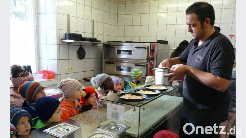 Viele kleine fleißigen Pizzabäcker staunten nicht schlecht, was alles für eine gute Pizza nötig ist. Bild: mez