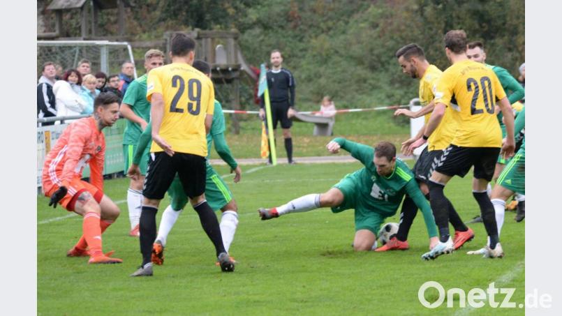 Auf einen arbeitsreichen Sonntagnachmittag mit einigen brenzligen Situationen im eigenen Strafraum muss sich die Abwehr der DJK Ammerthal um Torhüter Christopher Sommerer (links) einstellen. Zu Gast am 20. Spieltag der Fußball-Bayernliga Nord ist die DJK Vilzing mit ihrem Paradesturm Andre Luge und Ivan Milicevic, die zusammen schon 28 Treffer in dieser Saison erzielten. Bild: Andreas Brückmann