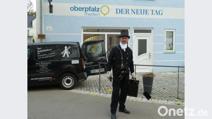 Glück kann auch bei der Redaktionsarbeit nicht schaden. Als erster Interviewpartner nach der kirchlichen Segnung kommt Schornsteinfeger Karl Winklmann am Marktplatz 24 vorbei. Bild: Portner