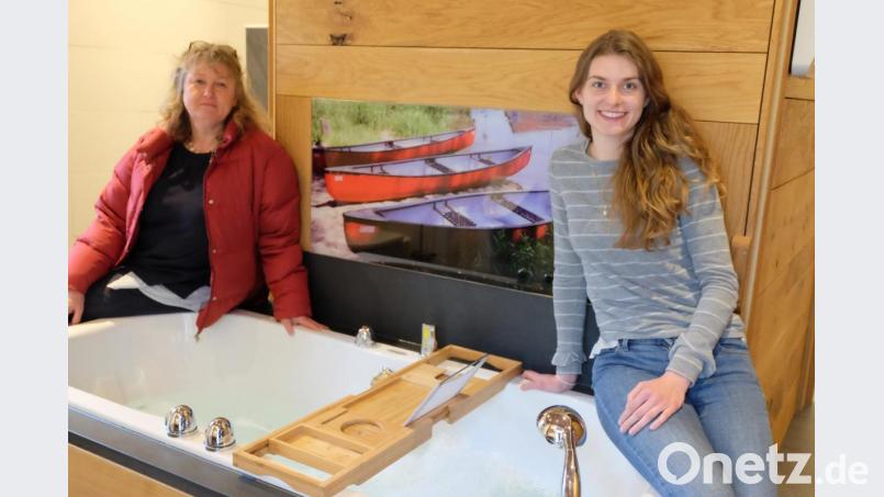 An der oberpfalzweiten Aktion der Ämter für Ernährung, Landwirtschaft und Forsten „Urlaub im Chalet, Luxus auf dem Lande“ gewährte der Müllner-Hof in Schwarzach bei Nabburg einen Einblick in das „Luxus-Chalet am Fluss“. Stolz präsentiert Miteigentümerin Ericka Hauser (links), im Bild mit Hauswirtschafts-Fachlehrerin Christina Kiener, den Whirlpool im Bad mit eigener Sauna. Bild: ohr