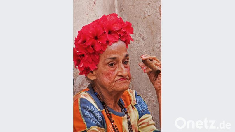 Vor einer Zigarrenfabrik fotografierte Christian Höllerer eine bunt gekleidet Frau mit Zigarre. Bild: exb/Christian Höllerer
