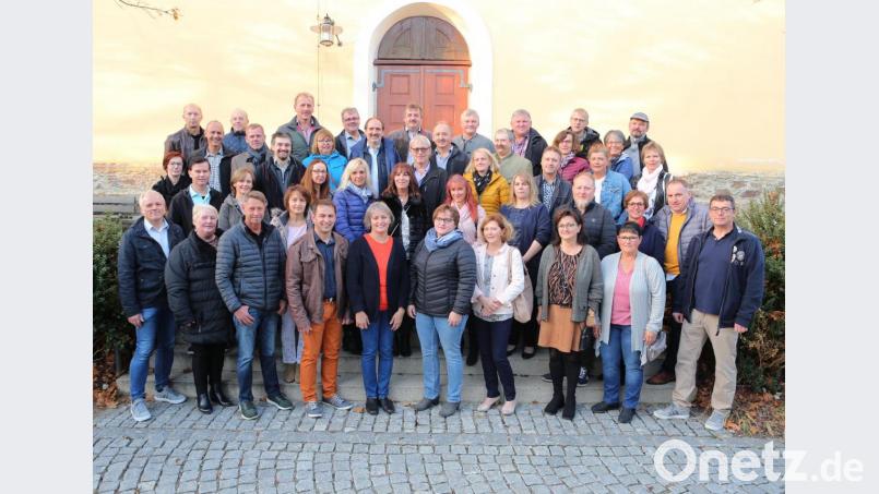 An drei Schulen im Schönseer Land waren die Männer und Frauen einst unterricht worden. Bei einem Klassentreffen versammelten sich die mittlerweile 50-Jährigen an der Weidinger Pfarrkirche. Bild: exb/Fotostudio Kraus