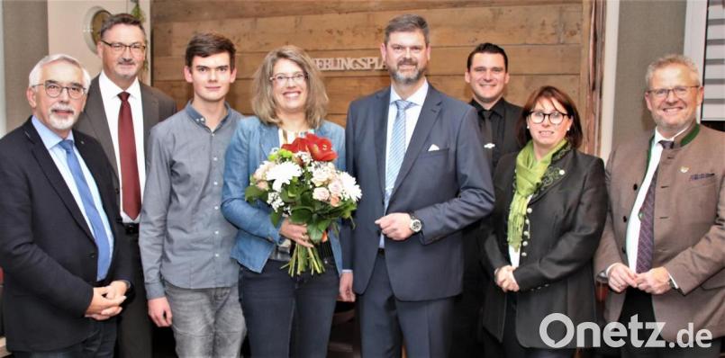 Wolfgang Prebeck (Mitte), hier mit seiner Frau Kerstin (links daneben) und Sohn Maximilian, erhielt bei seiner Kandidatur zum Schwarzenfelder Bürgermeisteramt Unterstützung von den Bürgermeistern Manfred Rodde und Hans Prechtl (von links), Landrat Thomas Ebeling (Dritter von rechts), Frauen-Unions-Kreisvorsitzender Marianne Forster (rechts daneben) und dem Schwandorfer Oberbürgermeister Andreas Feller (rechts). Bild: Thomas Dobler