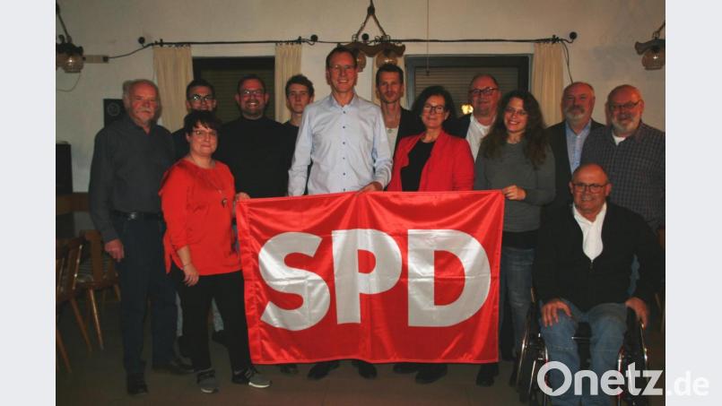Zuversichtlich und motiviert zieht die SPD in den Kommunalwahlkampf 2020. Im Bild von links Gerhard Greger, Tanja Burger, Florian Dick, Jürgen Ranft, Felix Gärtner, Bürgermeisterkandidat Ulrik Katholing, Heiko Marx, Bürgermeisterin Friederike Sonnemann, Stefan Niedermeier, Barbara Diener, Helmut Langer, Günter Raithel und Arnold Käs. Bild: fpoz