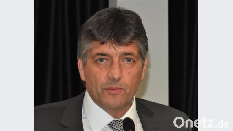 Bürgermeister Edgar Knobloch berichtet bei der Bürgerversammlung über viele Bautätigkeiten. Bild: rgr