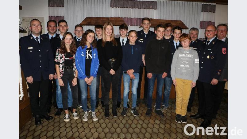 Die geehrten Jugendlichen mit der Feuerwehrführung und Bürgermeister Hans Koch (rechts). Bild: gru